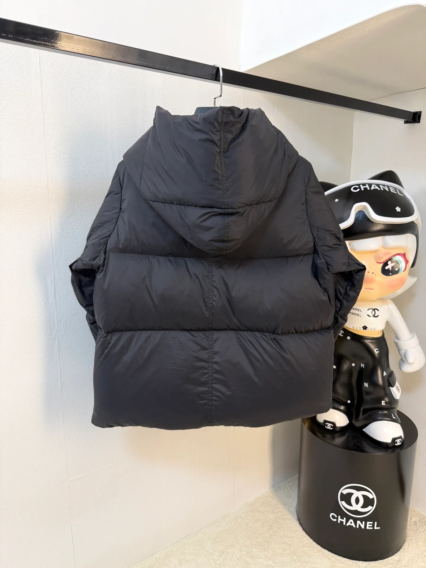 P1100 Top-quality original Canada Goose new model for autumn and winter. It is warm and has no sense of restraint. It is made of national standard 90 white duck down. It is light and elegant, giving you all-round warmth! The appearance of the upper body is more classy and stylish, allowing warmth and grace to go hand in hand. The multiple car lines on the center line are strict and symmetrical, keeping warm and waiting. The logo on the chest embellishes the whole piece! The unique taste goes deep into the bone marrow. It is age-reducing and full of warmth. It has a simple and elegant look and has the same color for men and women. Black Gray Size: XS-S M L